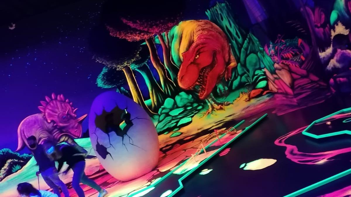 Das Bild zeigt eine Indoor-Schwarzlicht-Minigolfanlage