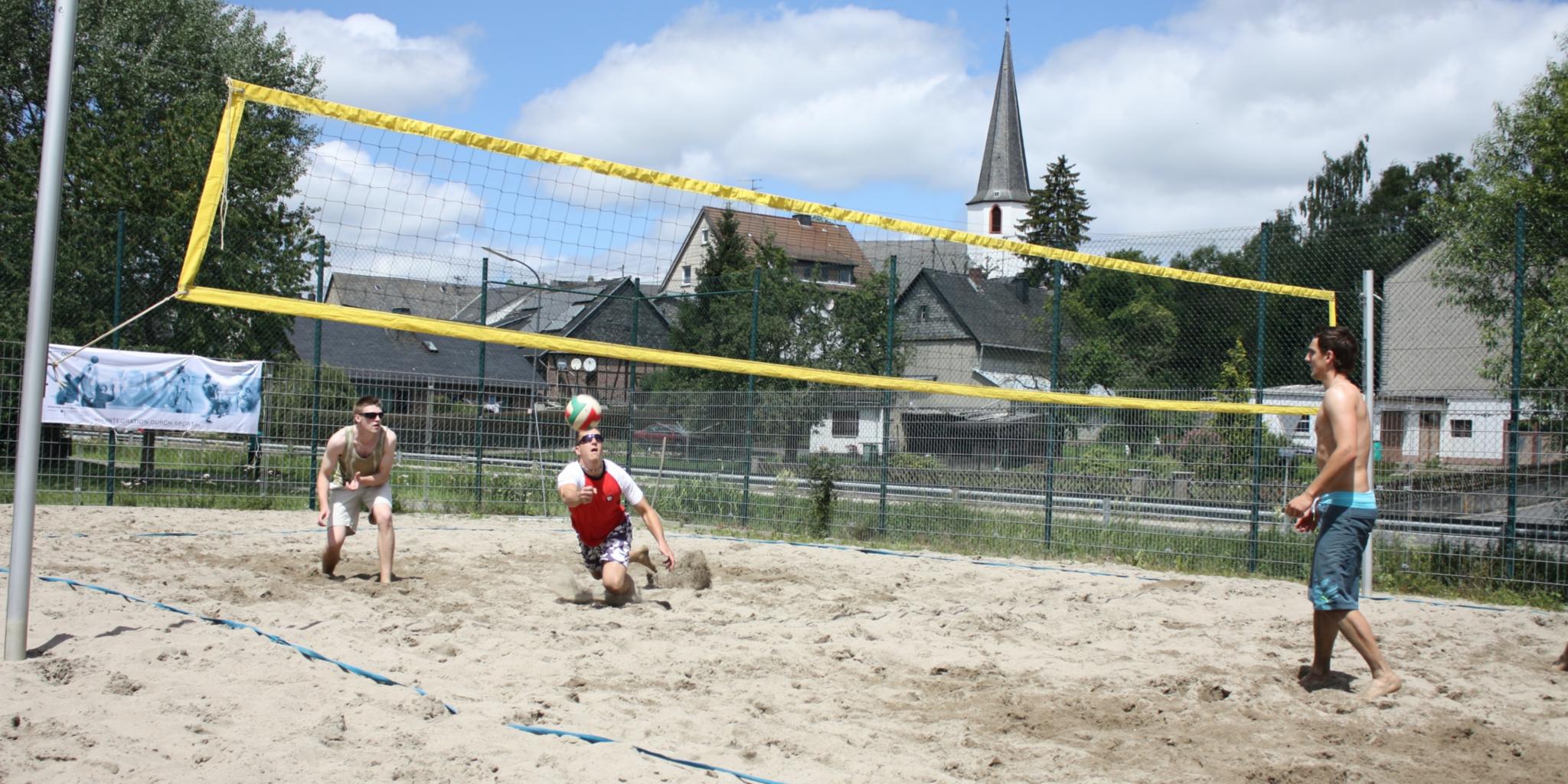 Das Bild zeigt Personen beim Beachvolleyballspielen (c) Jugendzentrum Sohren Das Bild zeigt Personen beim Beachvolleyballspielen